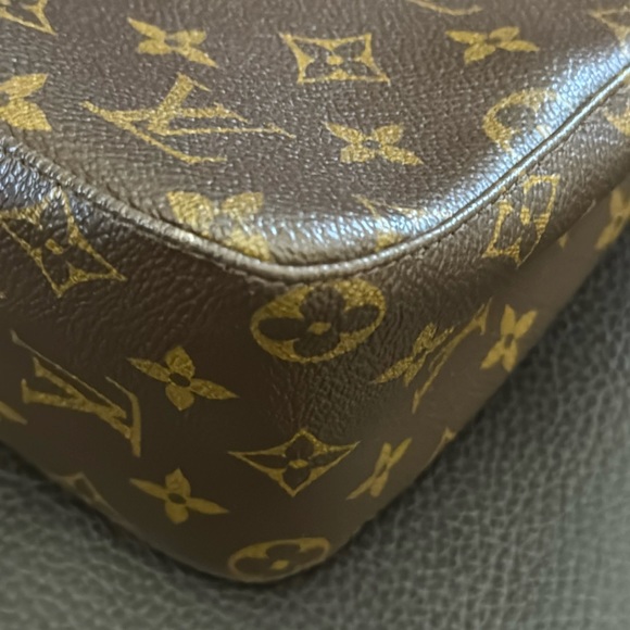 Louis Vuitton Looping MM Monogram Shoulder Bag - Picture 9 of 16